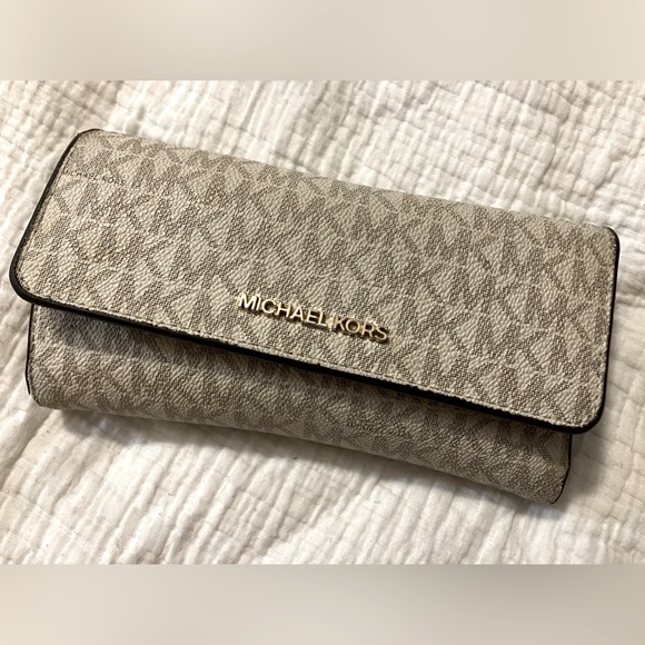 Michael Kors Wallet - Picture 1 of 5
